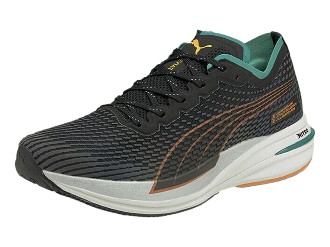 Tenis PUMA DEVIATE NITRO WTR color negro con suela blanca y detalles en verde y naranja.
