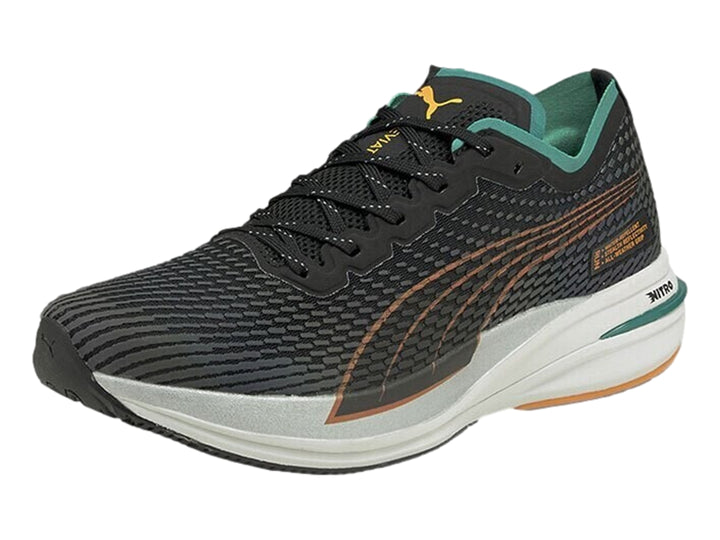 Tenis PUMA DEVIATE NITRO WTR color negro con suela blanca y detalles en verde y naranja.
