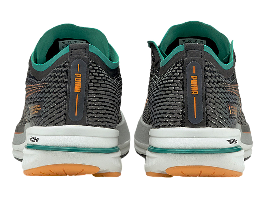 Tenis PUMA DEVIATE NITRO WTR color negro con suela blanca y detalles en verde y naranja.