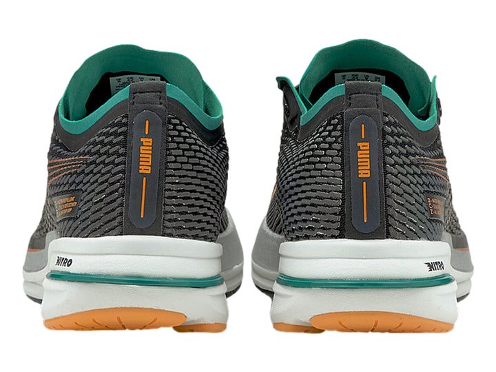 Tenis PUMA DEVIATE NITRO WTR color negro con suela blanca y detalles en verde y naranja.