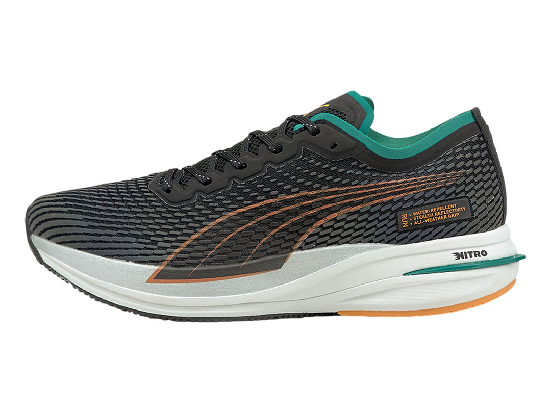 Tenis PUMA DEVIATE NITRO WTR color negro con suela blanca y detalles en verde y naranja.