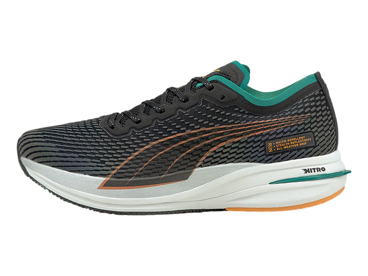 Tenis PUMA DEVIATE NITRO WTR color negro con suela blanca y detalles en verde y naranja.