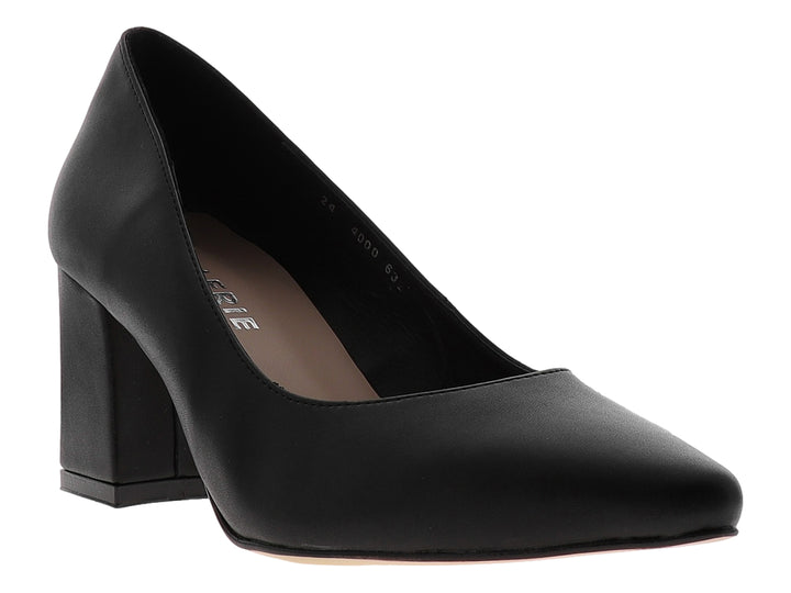 Zapato de tacón cuadrado color negro con punta fina y acabado liso.