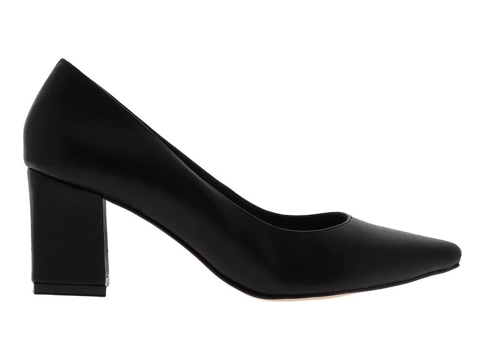 Zapato de tacón cuadrado color negro con punta fina y acabado liso.
