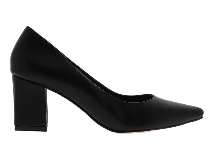 Zapato de tacón cuadrado color negro con punta fina y acabado liso.