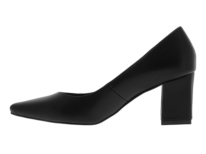 Zapato de tacón cuadrado color negro con punta fina y acabado liso.