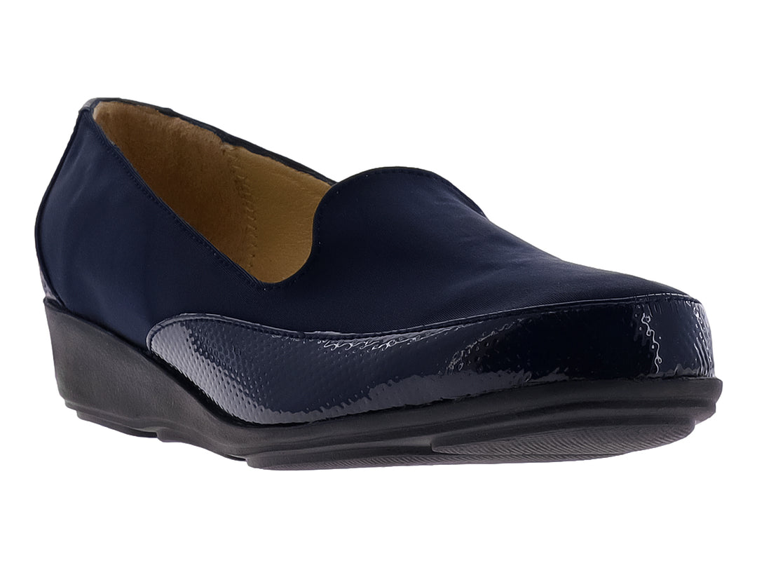 Zapato plano azul marino con punta de charol brillante y cuerpo de tela mate.