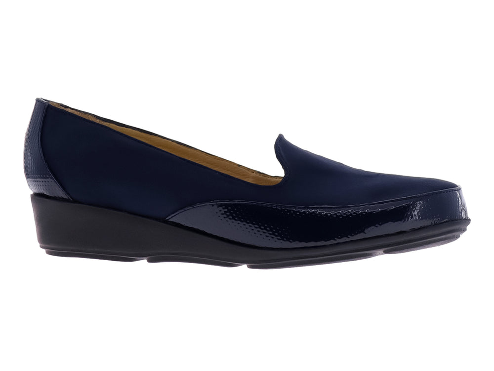 Zapato plano azul marino con punta de charol brillante y cuerpo de tela mate.