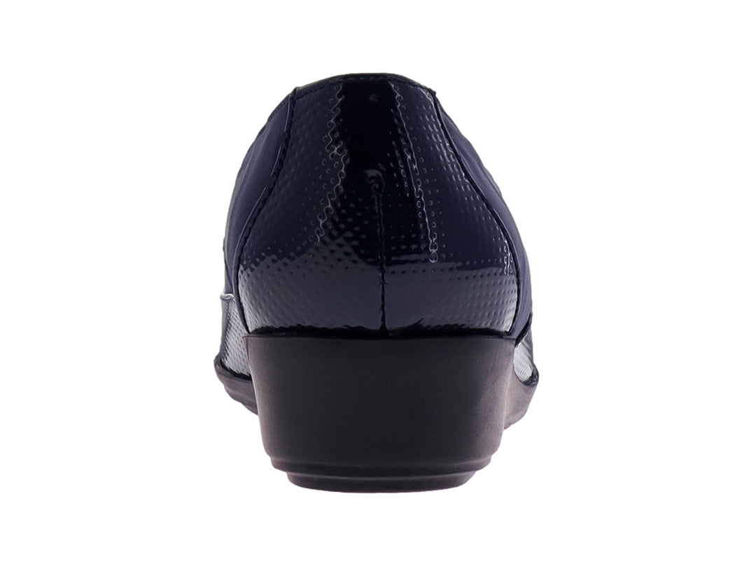 Zapato plano azul marino con punta de charol brillante y cuerpo de tela mate.