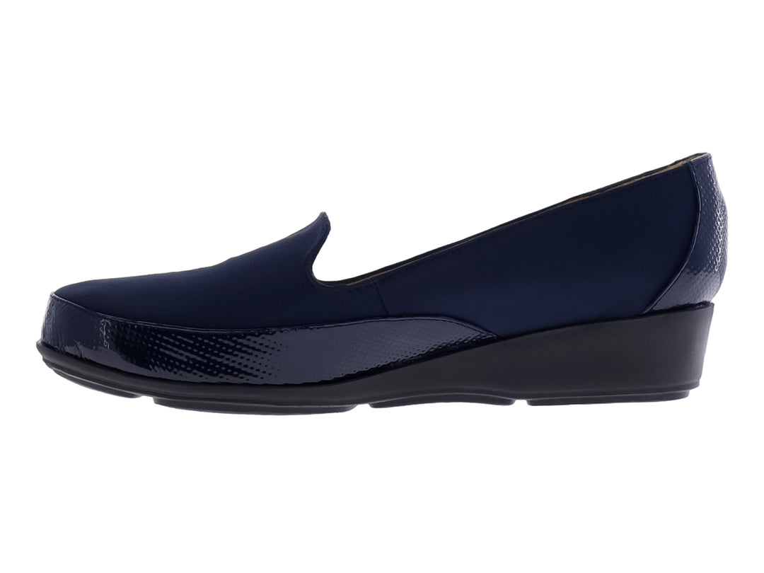 Zapato plano azul marino con punta de charol brillante y cuerpo de tela mate.