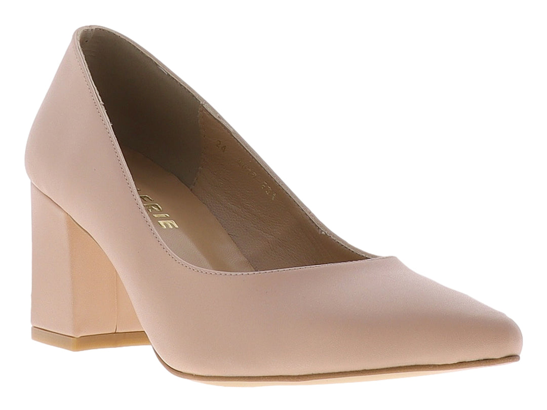 Zapatilla color beige con tacón cuadrado grueso y punta cerrada.