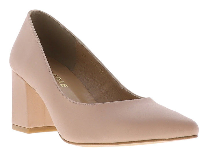 Zapatilla color beige con tacón cuadrado grueso y punta cerrada.
