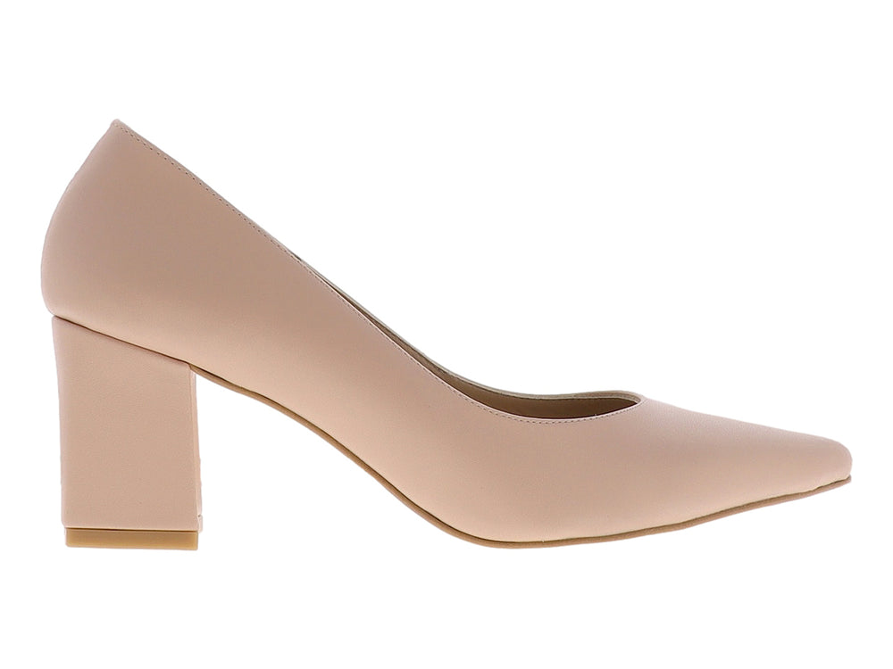 Zapatilla color beige con tacón cuadrado grueso y punta cerrada.