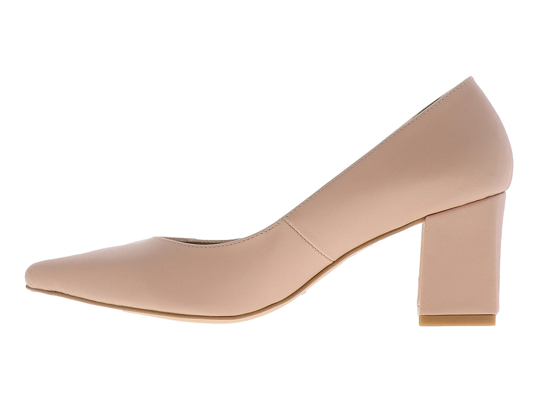 Zapatilla color beige con tacón cuadrado grueso y punta cerrada.