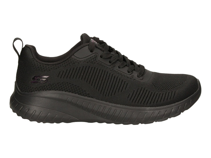 Tenis deportivos Skechers de color negro con tejido de malla y suela gruesa.