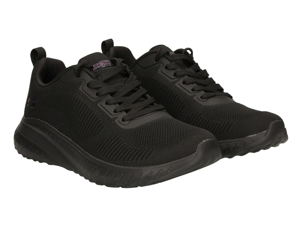Tenis deportivos Skechers de color negro con tejido de malla y suela gruesa.