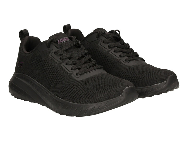 Tenis deportivos Skechers de color negro con tejido de malla y suela gruesa.