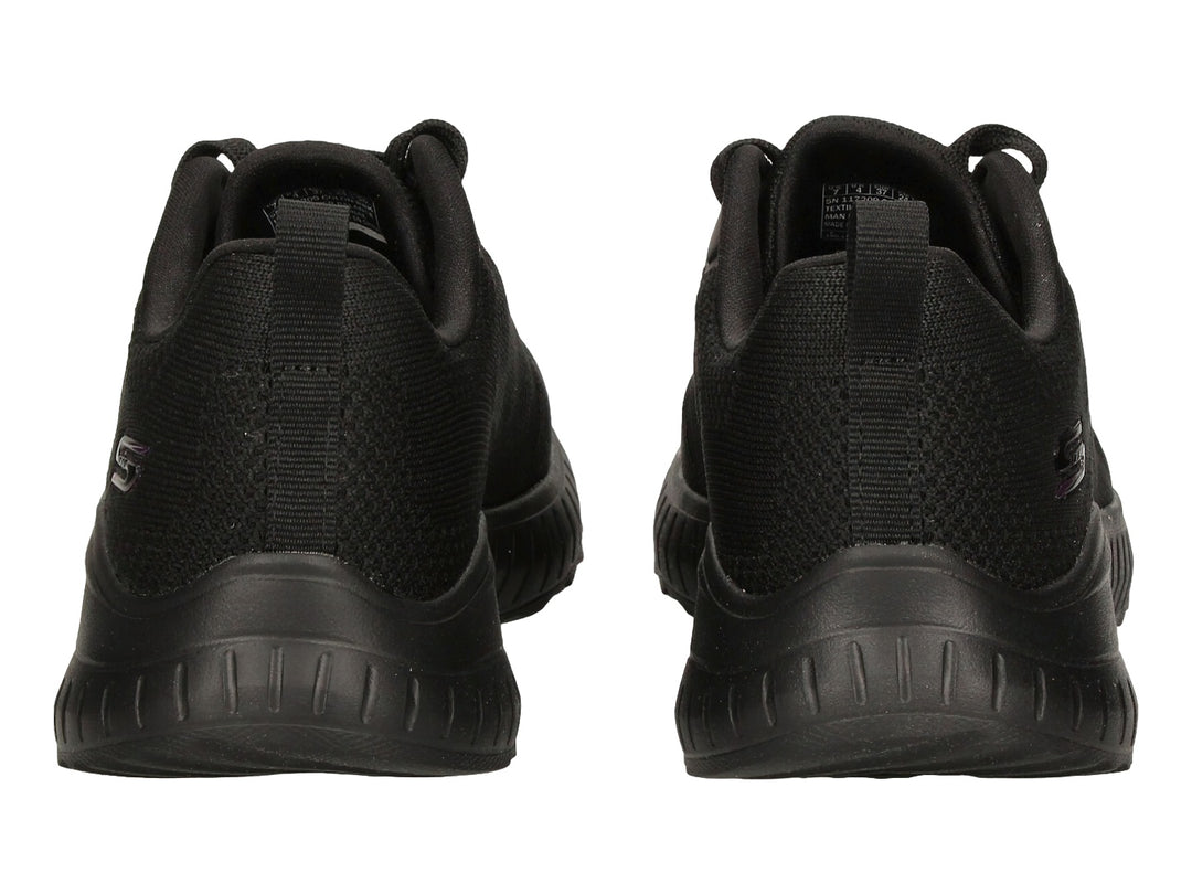 Tenis deportivos Skechers de color negro con tejido de malla y suela gruesa.