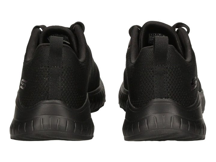 Tenis deportivos Skechers de color negro con tejido de malla y suela gruesa.
