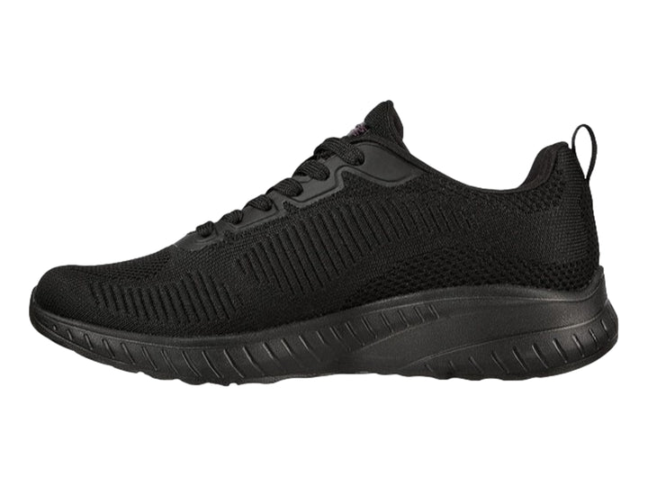 Tenis deportivos Skechers de color negro con tejido de malla y suela gruesa.