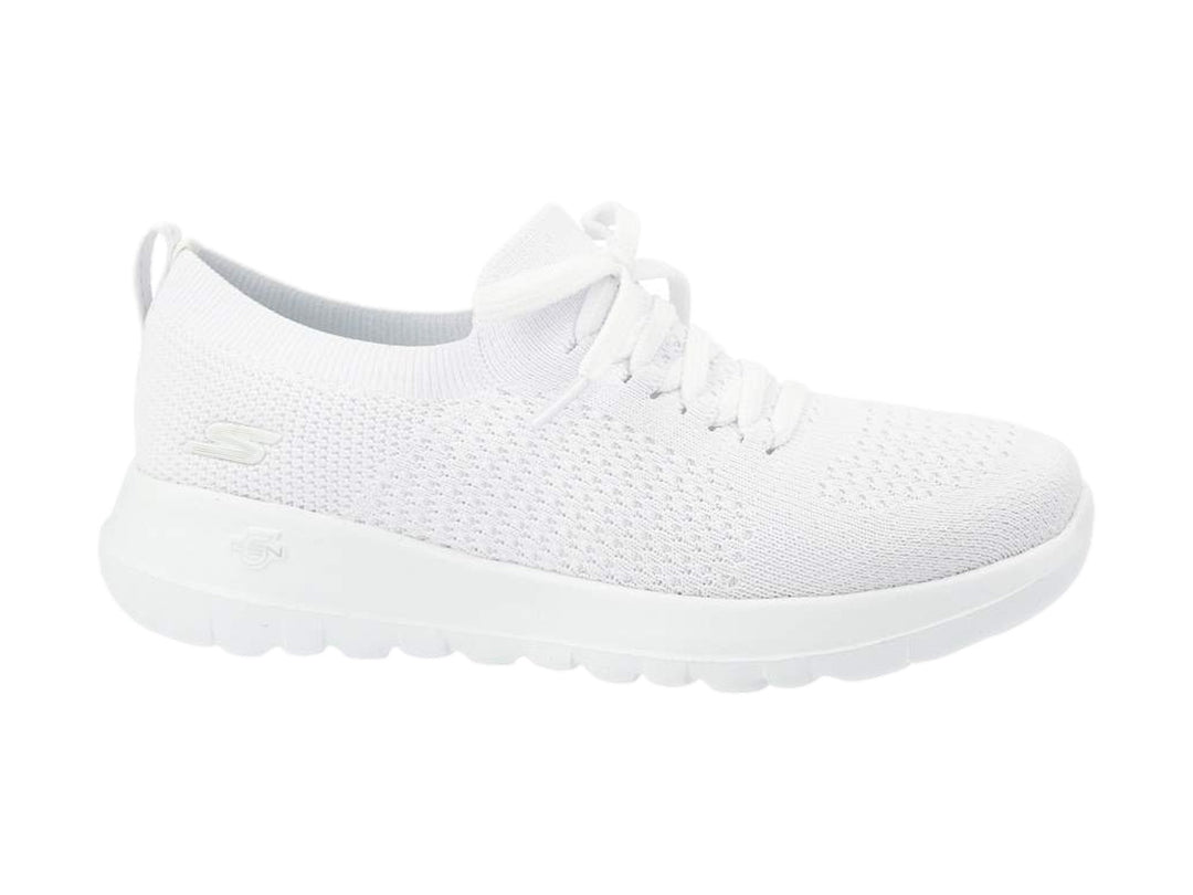 Tenis deportivos Skechers para mujer en color blanco con tejido transpirable y cordones.