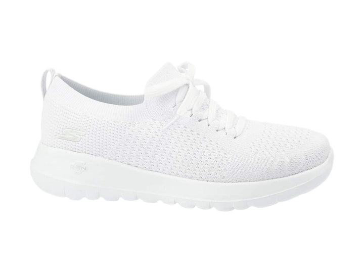 Tenis deportivos Skechers para mujer en color blanco con tejido transpirable y cordones.