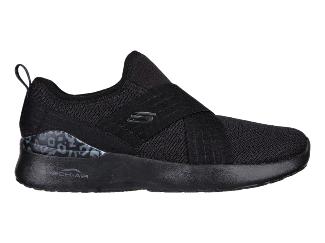 Zapato deportivo Skechers para mujer en color negro, estilo slip-on con detalle decorativo en el talón.