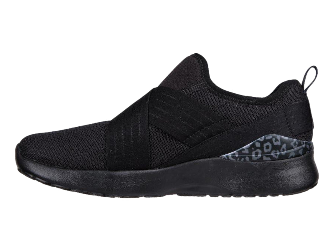 Zapato deportivo Skechers para mujer en color negro, estilo slip-on con detalle decorativo en el talón.