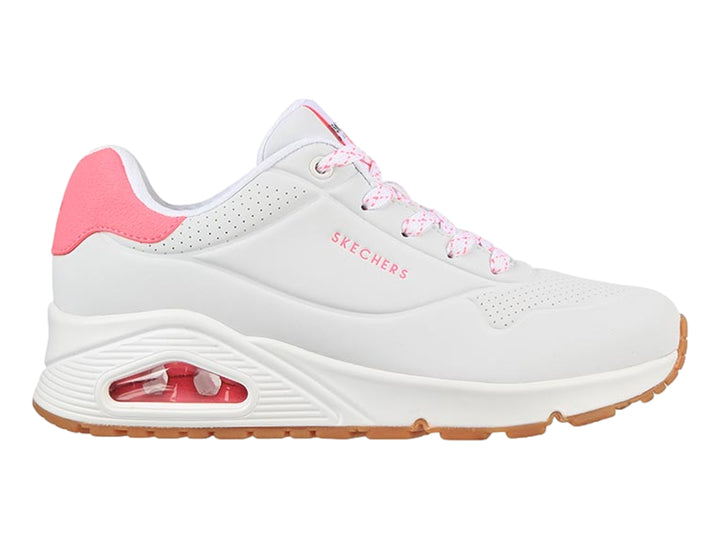 Tenis deportivos Skechers color blanco con detalles en rosa y suela café, diseñados para mujer.