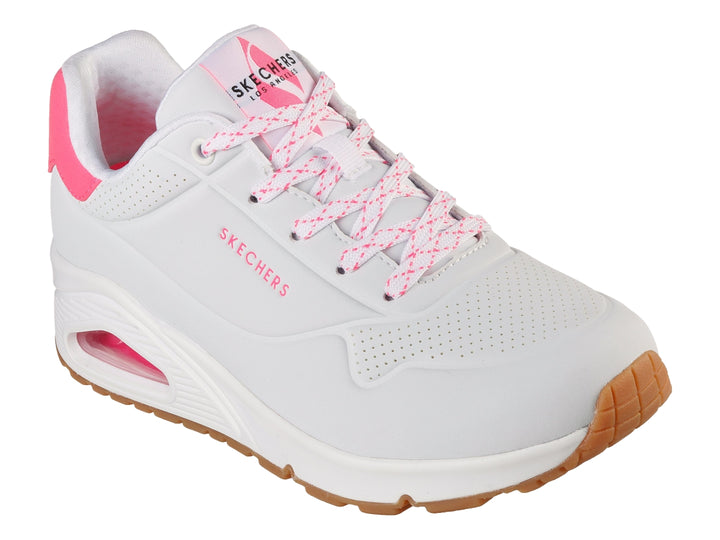 Tenis deportivos Skechers color blanco con detalles en rosa y suela café, diseñados para mujer.