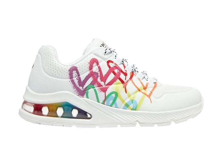 Tenis deportivos Skechers blancos con detalles de graffiti multicolor y suela amortiguada arcoíris.