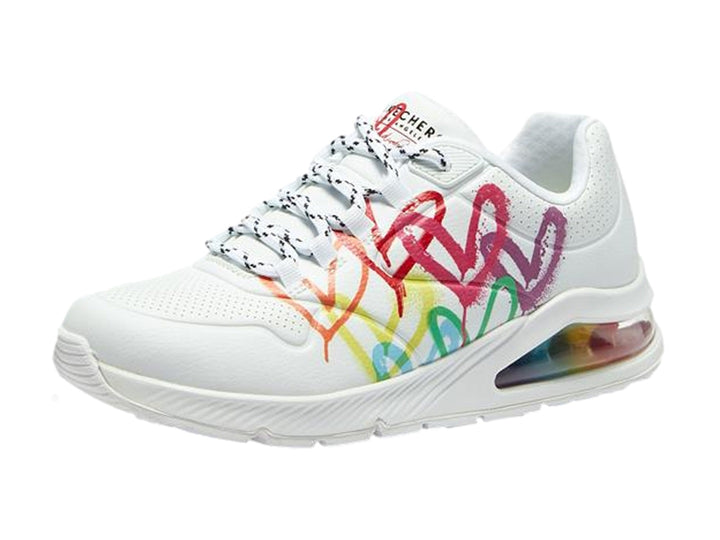 Tenis deportivos Skechers blancos con detalles de graffiti multicolor y suela amortiguada arcoíris.