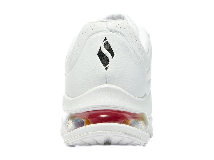Tenis deportivos Skechers blancos con detalles de graffiti multicolor y suela amortiguada arcoíris.