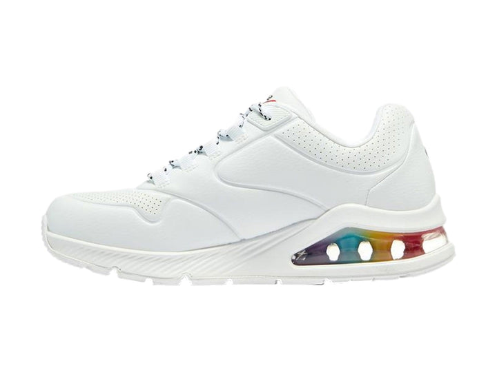 Tenis deportivos Skechers blancos con detalles de graffiti multicolor y suela amortiguada arcoíris.