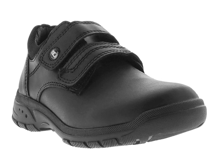 Zapato infantil color negro con cierre de velcro y suela gruesa.