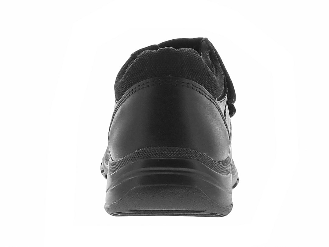 Zapato infantil color negro con cierre de velcro y suela gruesa.