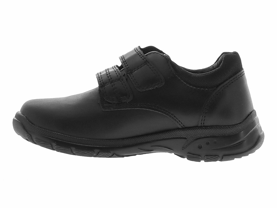 Zapato infantil color negro con cierre de velcro y suela gruesa.