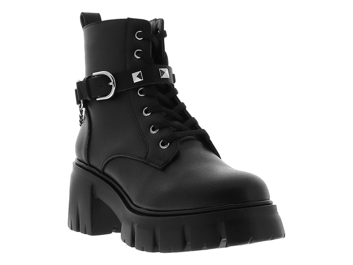 Bota negra de plataforma con cordones, hebilla plateada y detalles de estoperoles laterales.