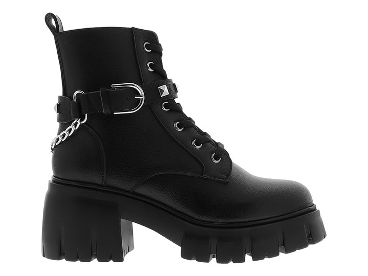 Bota negra de plataforma con cordones, hebilla plateada y detalles de estoperoles laterales.