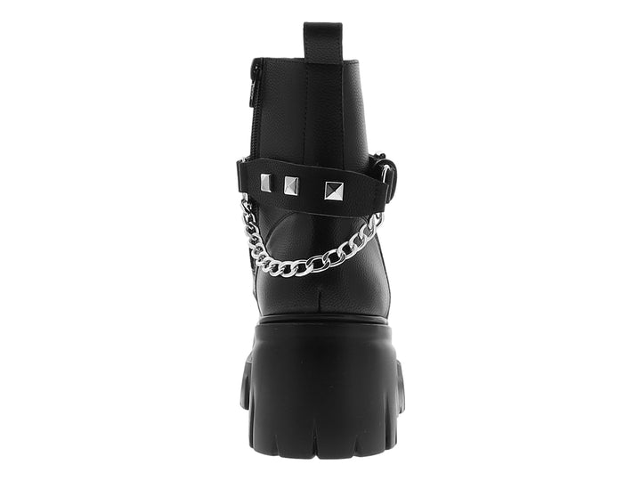 Bota negra de plataforma con cordones, hebilla plateada y detalles de estoperoles laterales.