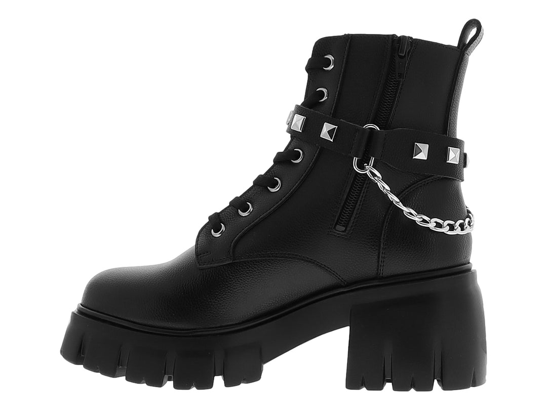 Bota negra de plataforma con cordones, hebilla plateada y detalles de estoperoles laterales.