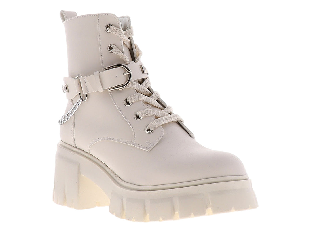Botas color beige con suela de plataforma gruesa, correa ajustable y detalle de cadena lateral.