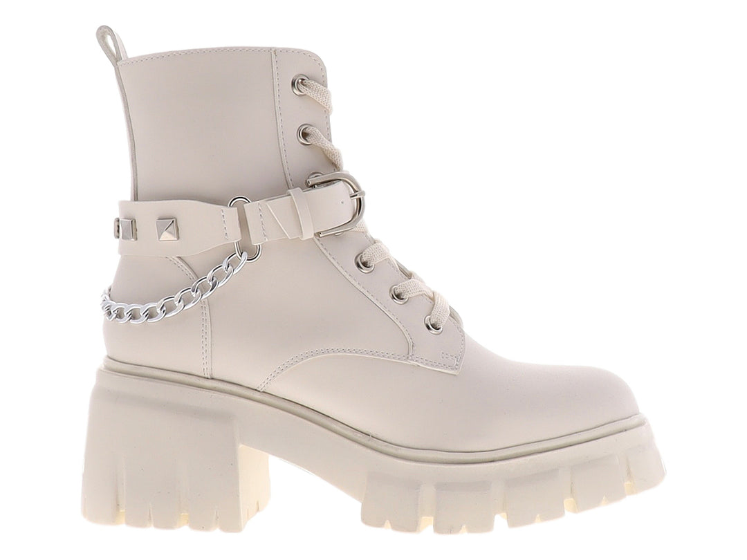 Botas color beige con suela de plataforma gruesa, correa ajustable y detalle de cadena lateral.