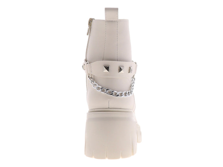 Botas color beige con suela de plataforma gruesa, correa ajustable y detalle de cadena lateral.