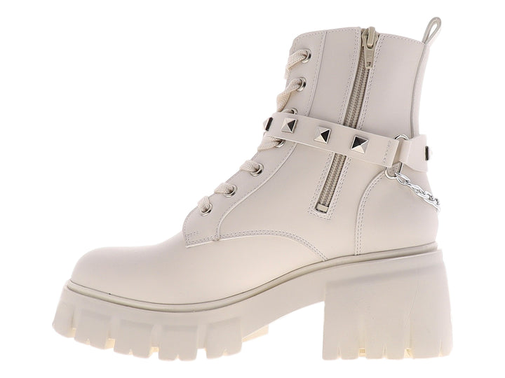 Botas color beige con suela de plataforma gruesa, correa ajustable y detalle de cadena lateral.