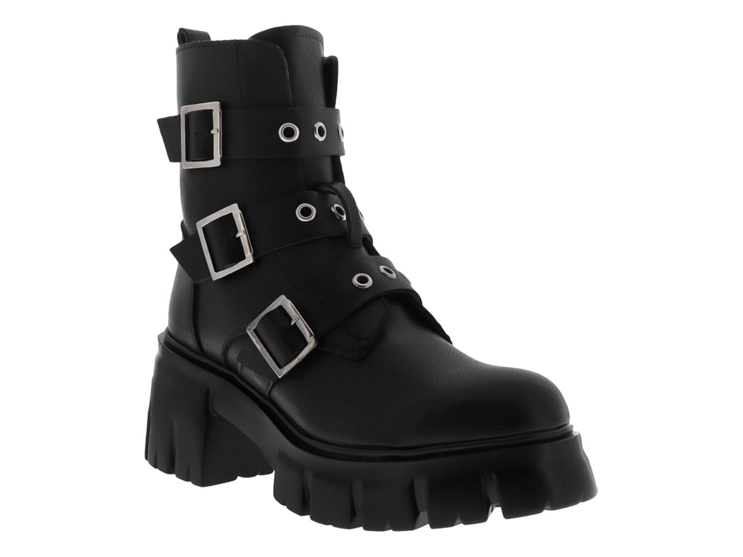 Bota negra de plataforma con tres hebillas plateadas y suela track.