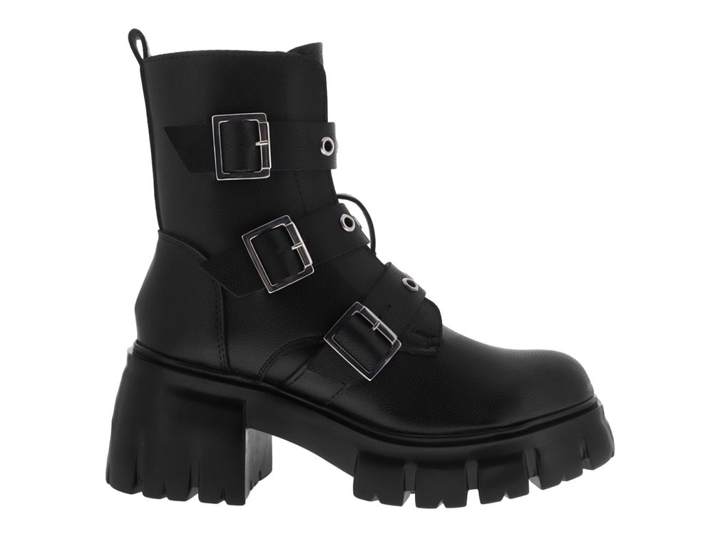 Bota negra de plataforma con tres hebillas plateadas y suela track.