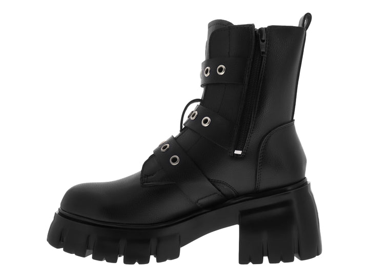 Bota negra de plataforma con tres hebillas plateadas y suela track.