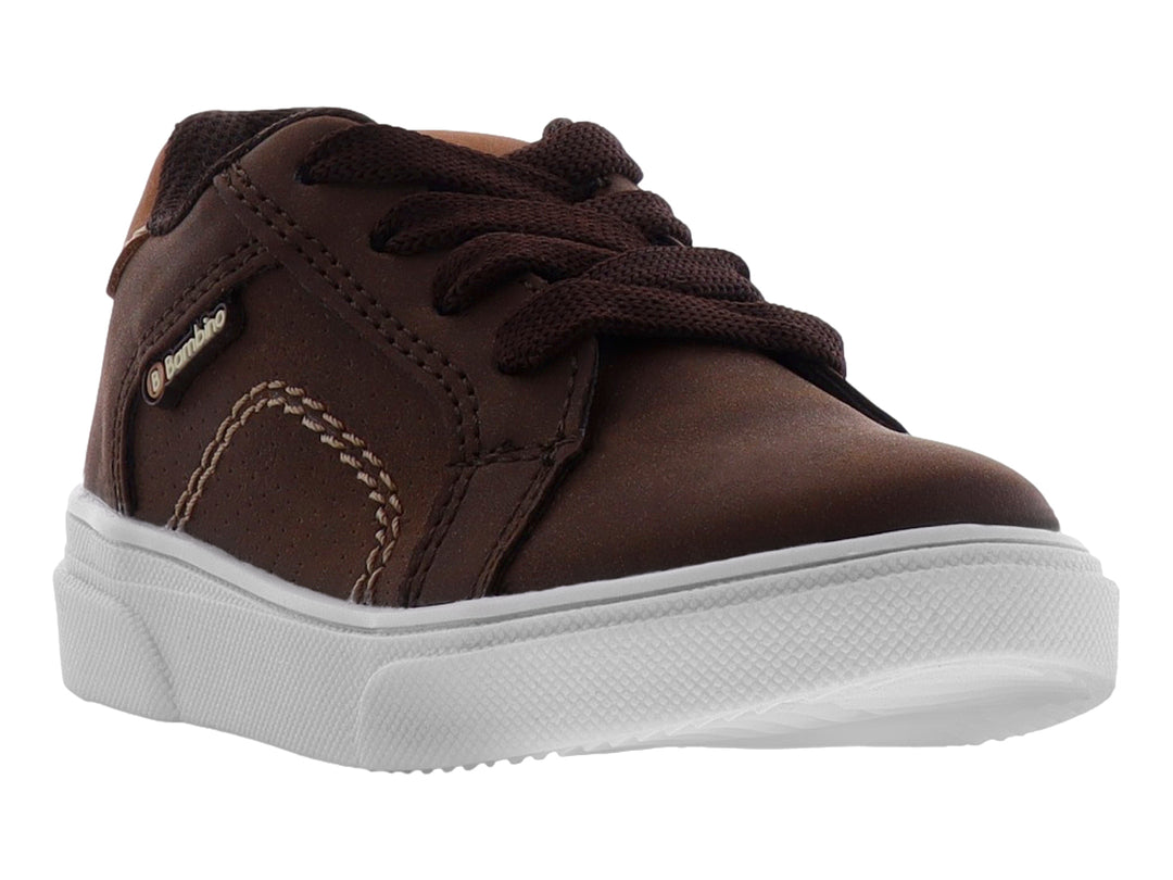 Zapato casual para niño color marrón moka con suela blanca y agujetas.