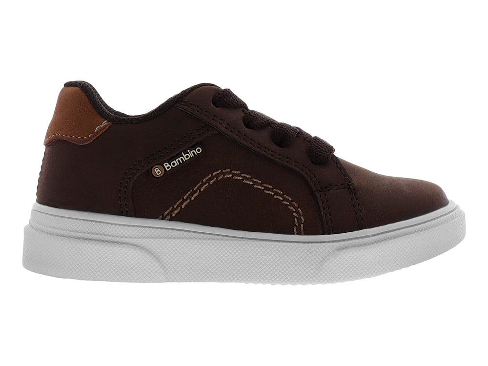 Zapato casual para niño color marrón moka con suela blanca y agujetas.